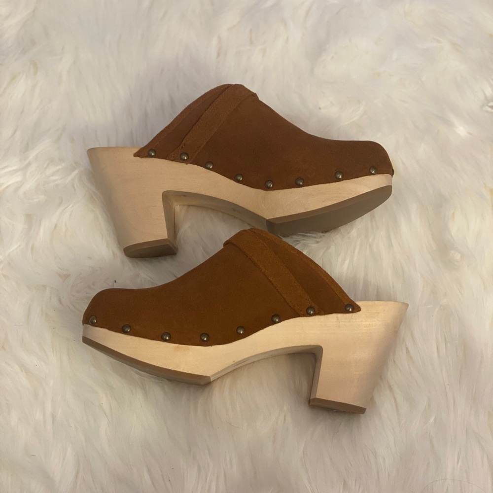 ⭐️HP!⭐️ EUC Suede GAP clogs.
